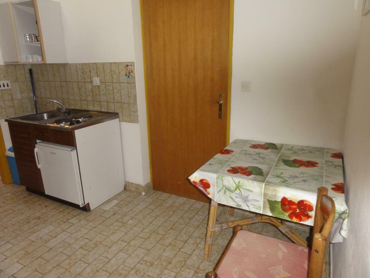 And Cozy Ferry In Apartment
